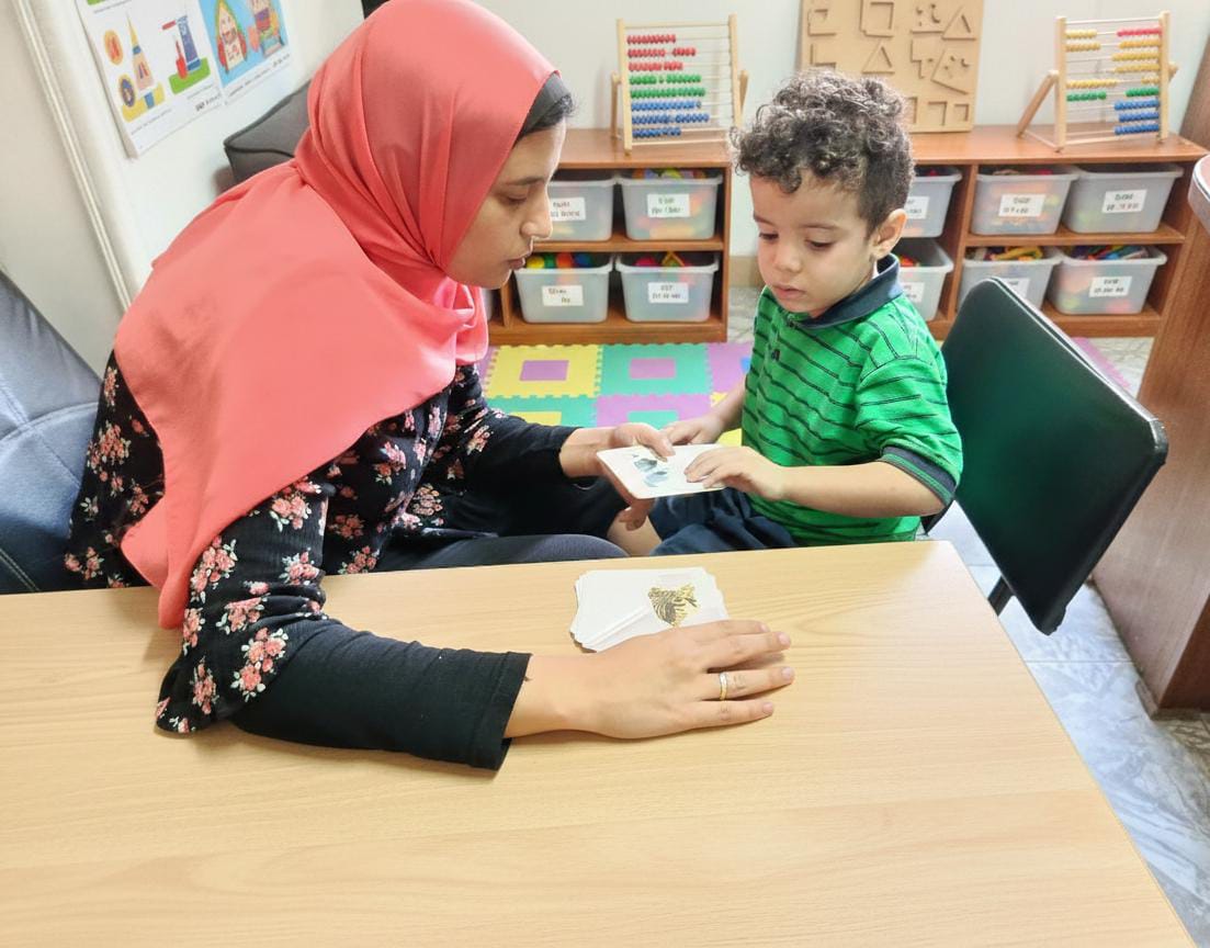 صورة من جلسة التكامل الحسي بمركز صوت الطفل