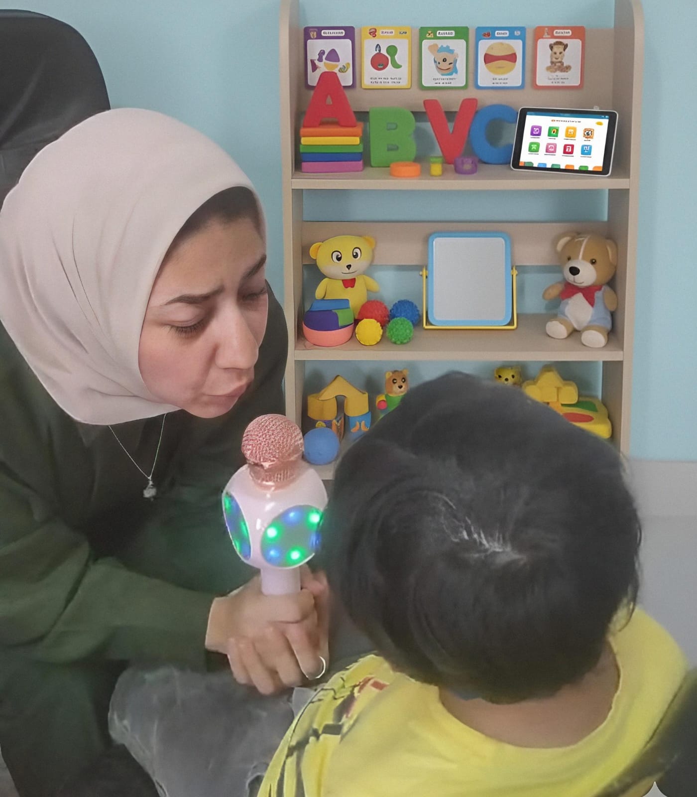 جلسات التخاطب للأطفال في مركز صوت الطفل بالعصافرة بحري